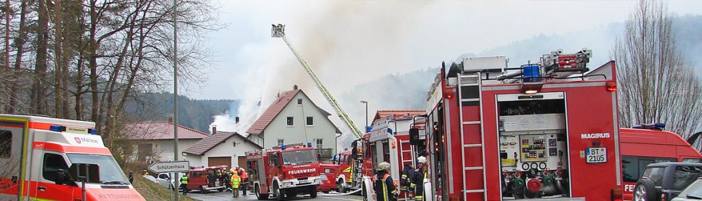 Feuerwehr vor Ort bei einem Hausbrand