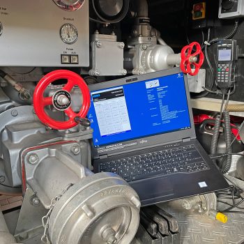 Aufspielen des Updates - Laptop und Digitalfunkgerät im Maschinenbereich eines Feuerwehrfahrzeuges