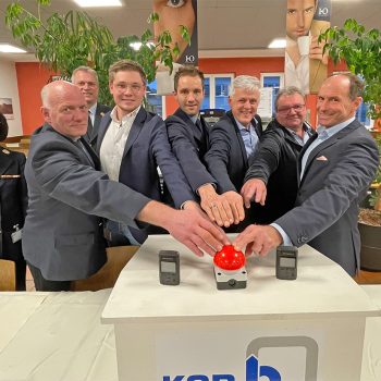 Mit einem symbolischen Knopfdruck startet die digitale Alarmierung der Werkfeuerwehr der KSB in Pegnitz. (Foto: KSB Pegnitz.) Im Bild (v.l.n.r.): Kerstin Schmidt (Kreisbrandinspektorin), Daniel Neubauer (Leiter der KSB-Werkfeuerwehr), Harald Schöberl (Kreisbrandinspektor), Thomas Müllinger (zuständiger Projektkoordinator der Integrierten Leitstelle Bayreuth/Kulmbach), Tobias Körber (stv. Leiter KSB-Werkfeuerwehr), Harald Hofmann (Standortsprecher ), Harald Busch (Koordinator) und Dr.-Ing. Stephan Timmermann (geschäftsführender Direktor).