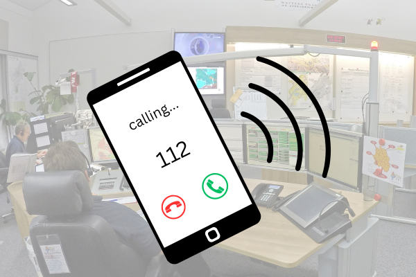 Smartphone wählt die Notrufnummer 112 an - im Hintergrund der Leitraum der ILS Bayreuth/Kulmbach