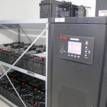 Bild zeigt eine USV-Analge des Integrierten Leitselle in Bayreuth mit ihren 42 Batterien.