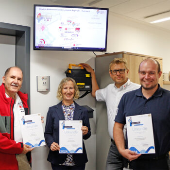 Zu sehen: Karl Bernet (l.) mit Chrsitine Bernet, Markus Ruckdeschel (BRK-Kreisgeschäftsführer Bayreuth) und Dr. Christopher Häfner (Leiter der ILS Bayreuth/Kulmbach) mit den Auszeichnungs-Ukunden des Bayerischen Staatsministeriums des Innern für den Bayerischen Engagiert Preis 2024.